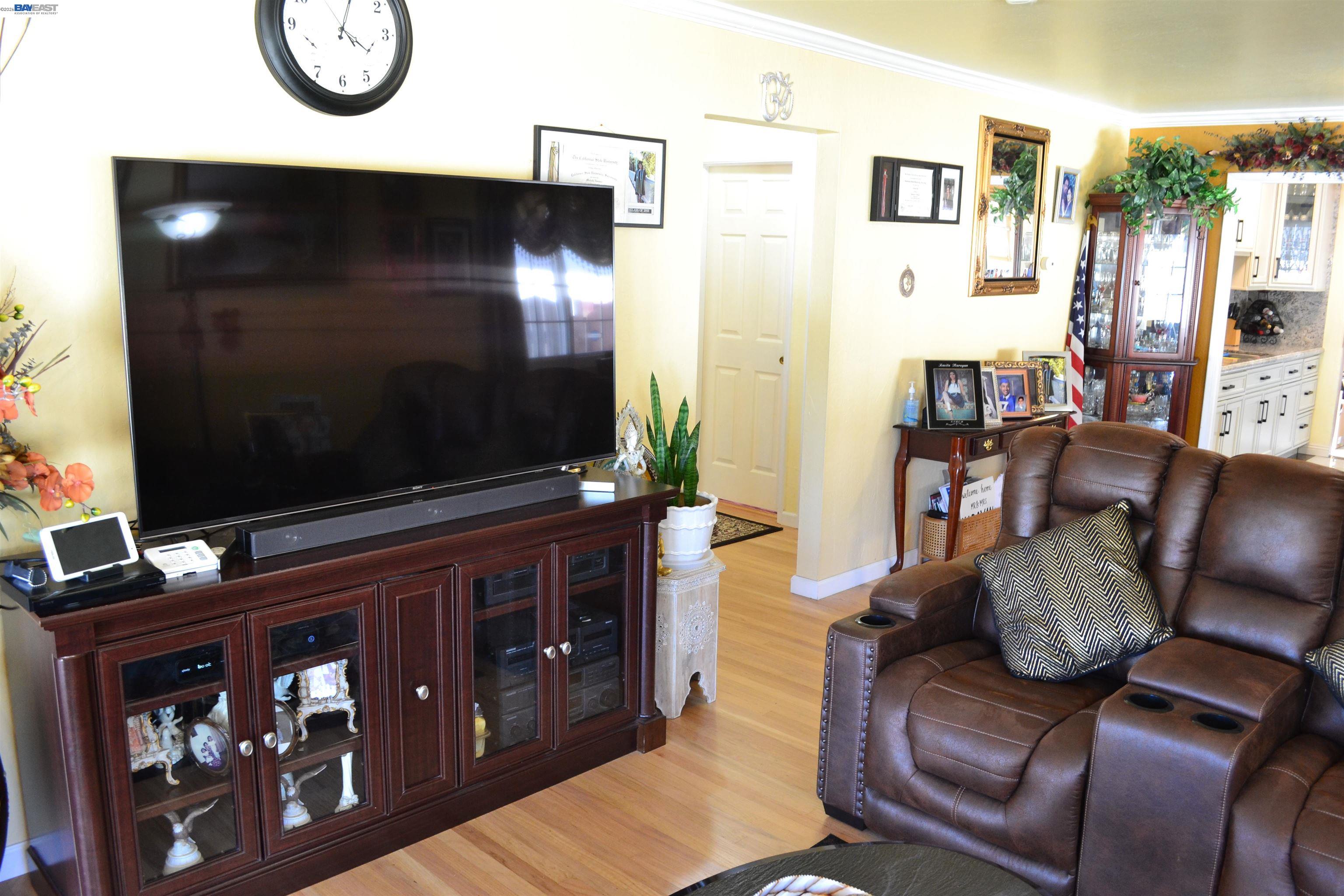 27093 Lemay Way Hayward, CA 94544 - Photo 4 of 59