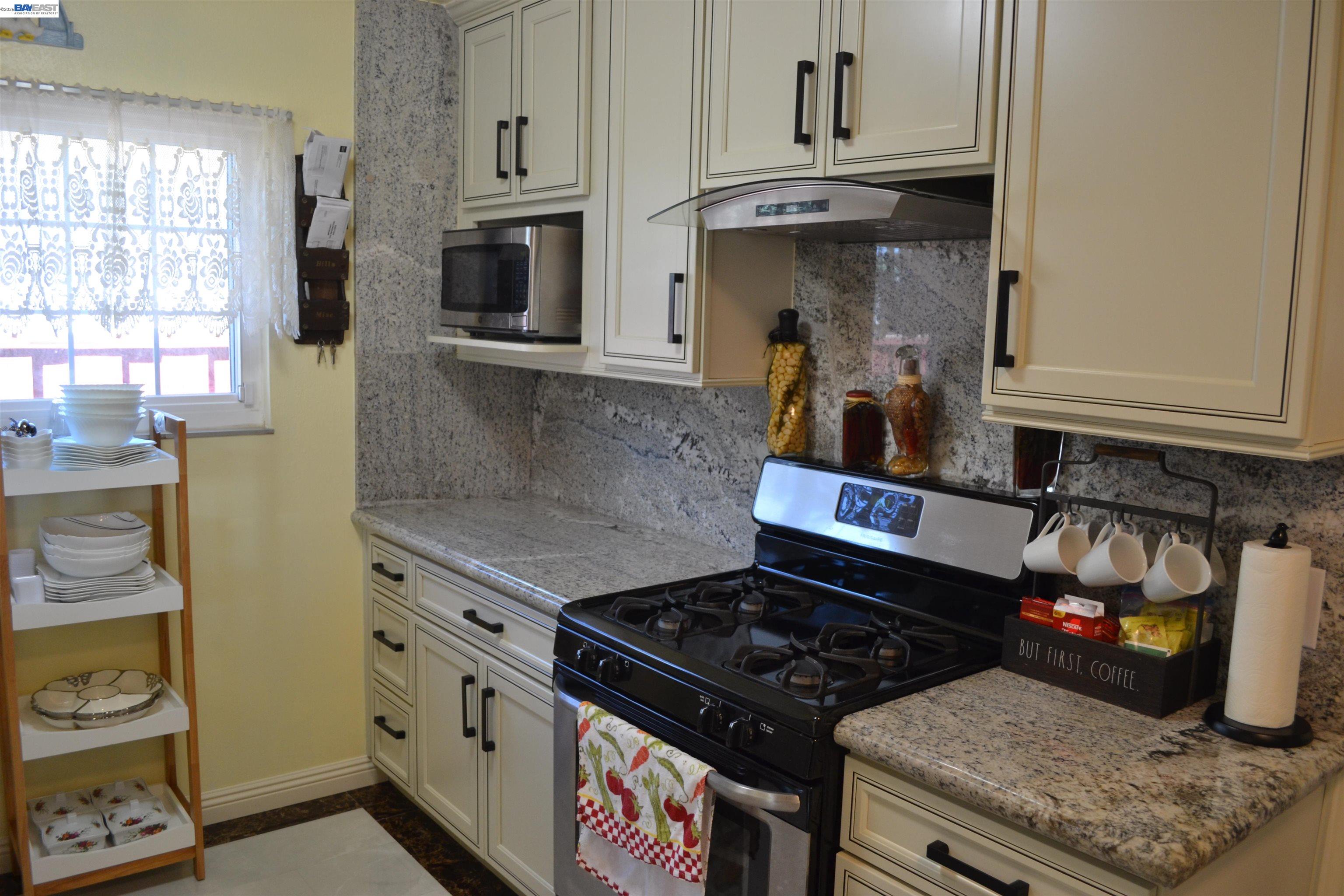 27093 Lemay Way Hayward, CA 94544 - Photo 10 of 59