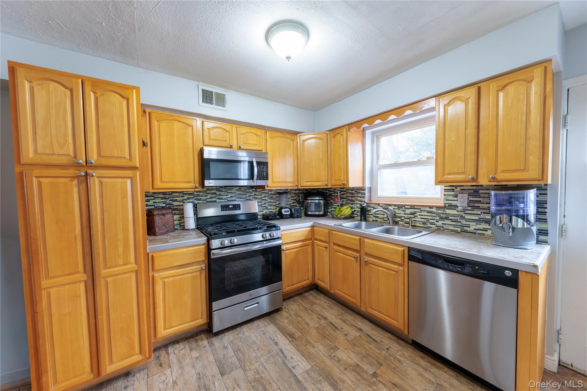 678 Front Street, Unit E Hempstead, NY 11550 - Photo 5 of 22