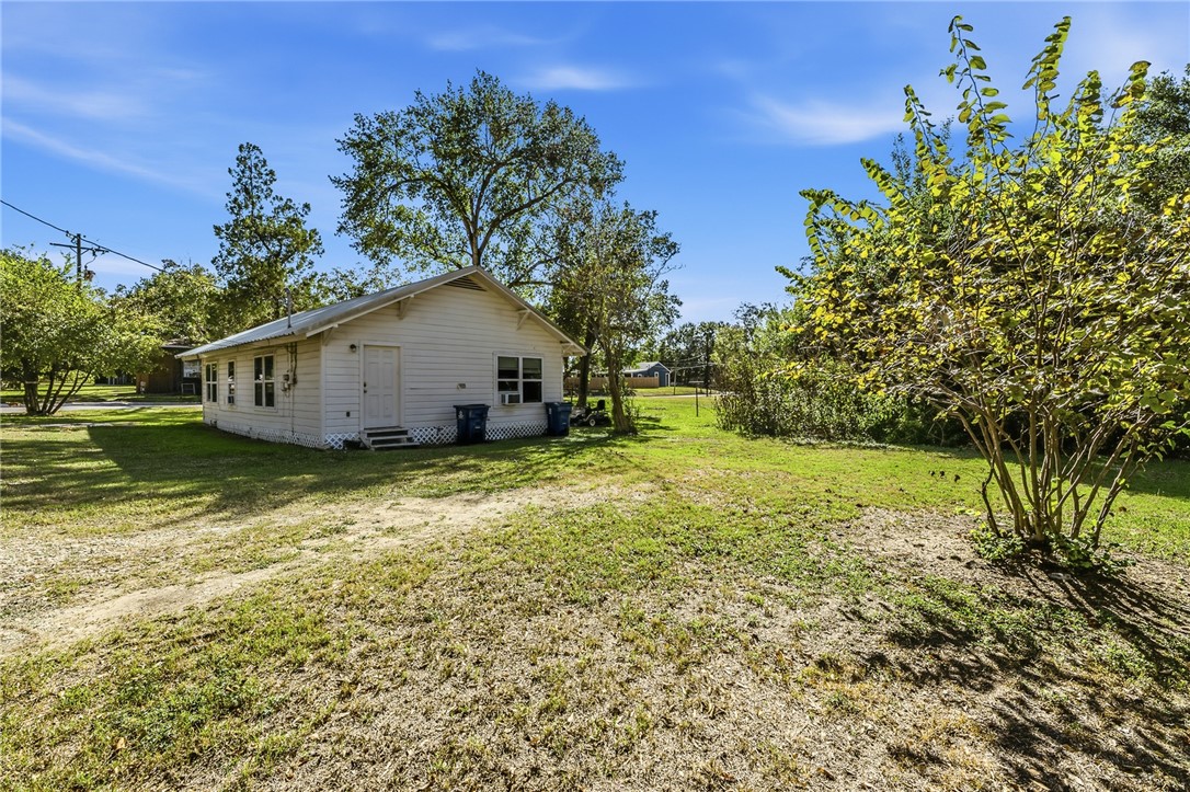 1117 East Sycamore Street Navasota, TX 77868 - Photo 21 of 24 a house view with a garden space
