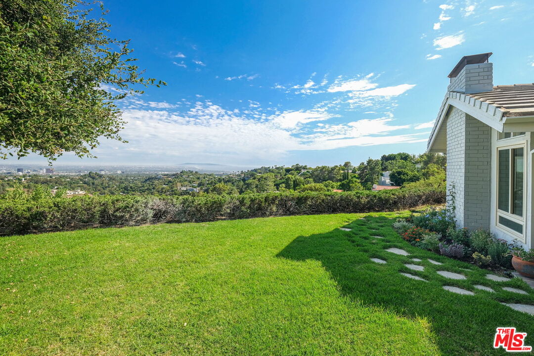 2526 Cordelia Road Los Angeles, CA 90049 - Photo 13 of 35 a view of an outdoor space and a yard