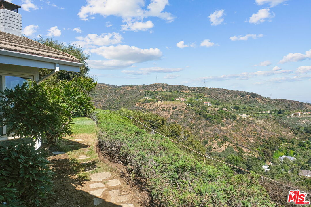 2526 Cordelia Road Los Angeles, CA 90049 - Photo 6 of 35 a view of a yard with an outdoor space