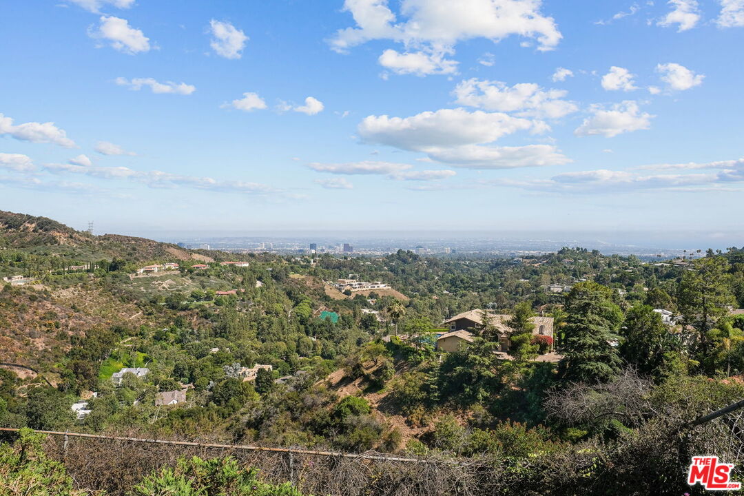 2526 Cordelia Road Los Angeles, CA 90049 - Photo 7 of 35