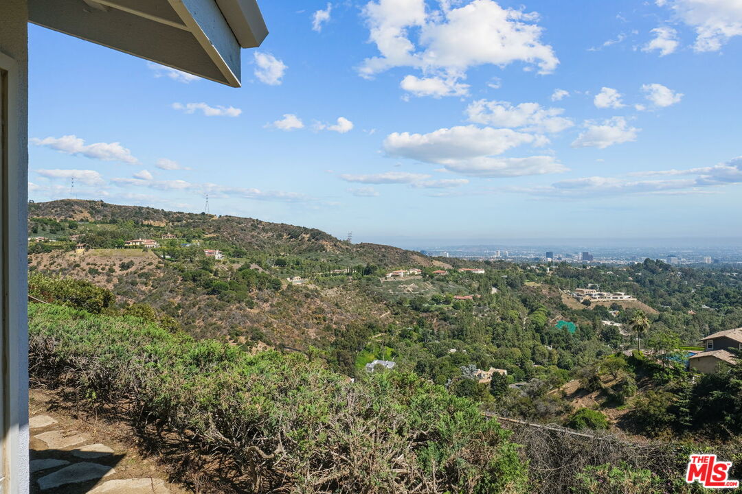 2526 Cordelia Road Los Angeles, CA 90049 - Photo 8 of 35