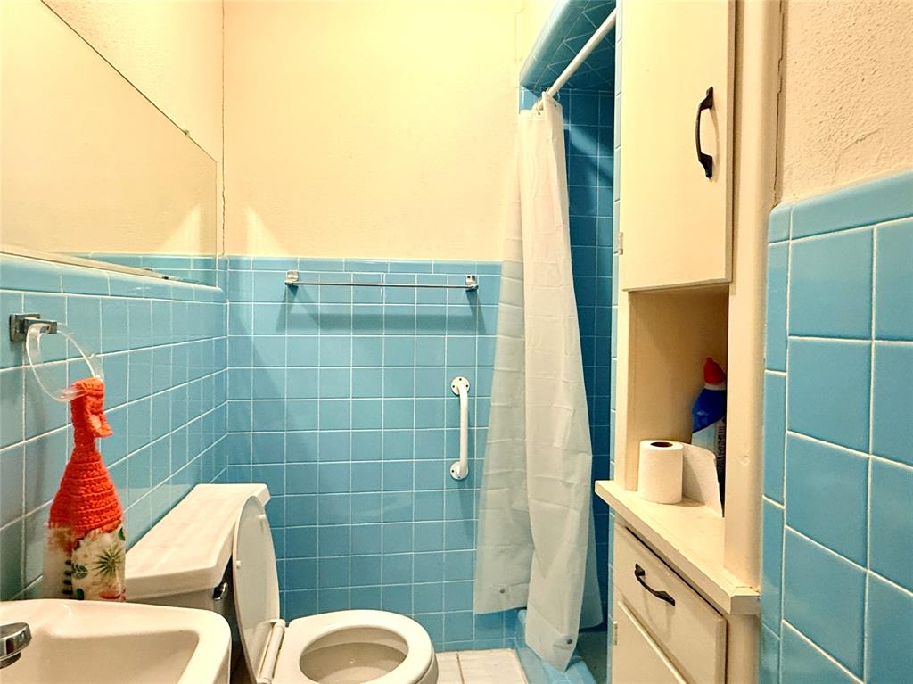 429 Agnes Avenue Marlin, TX 76661 - Photo 13 of 28 a bathroom with a toilet and shower