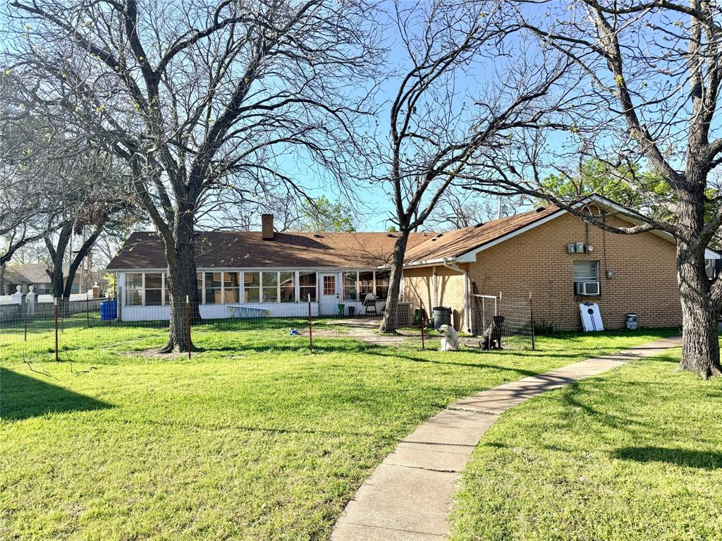 429 Agnes Avenue Marlin, TX 76661 - Photo 4 of 28 a house that has a tree in front of it