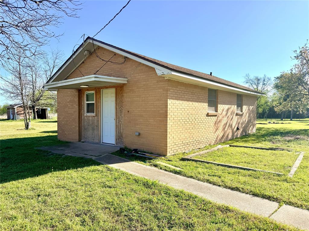 429 Agnes Avenue Marlin, TX 76661 - Photo 6 of 28 a front view of a house with a yard