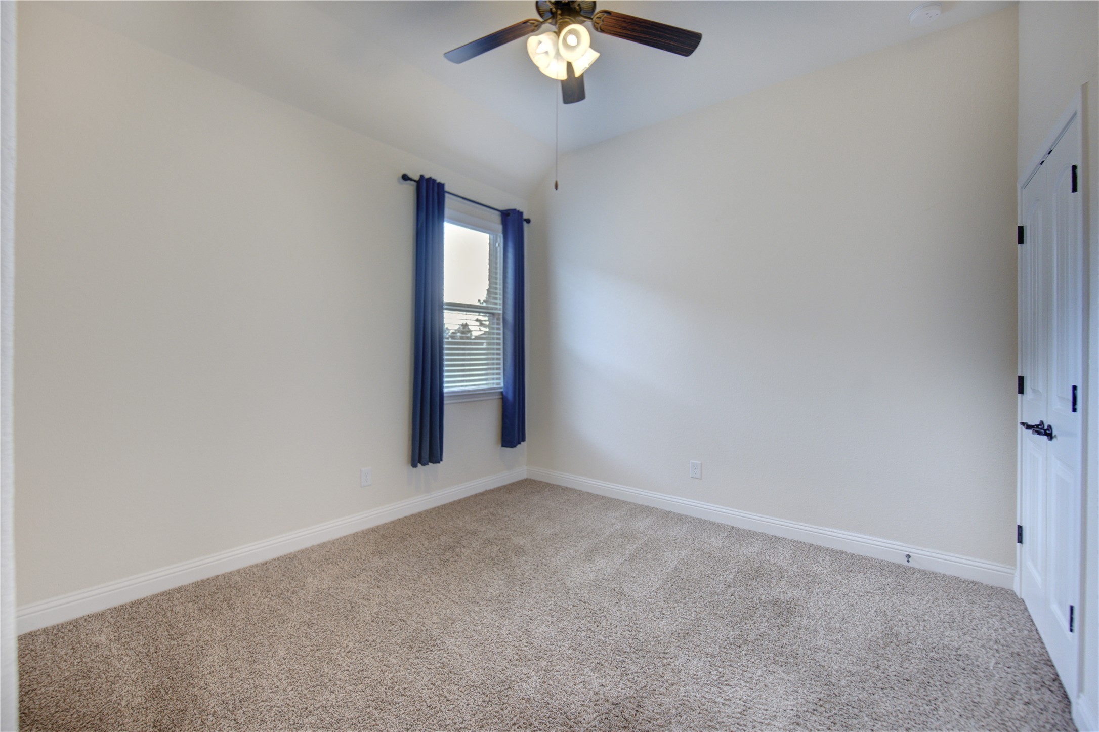 6622 Tiger Trail Katy, TX 77493 - Photo 36 of 49 an empty room with chandelier fan and windows
