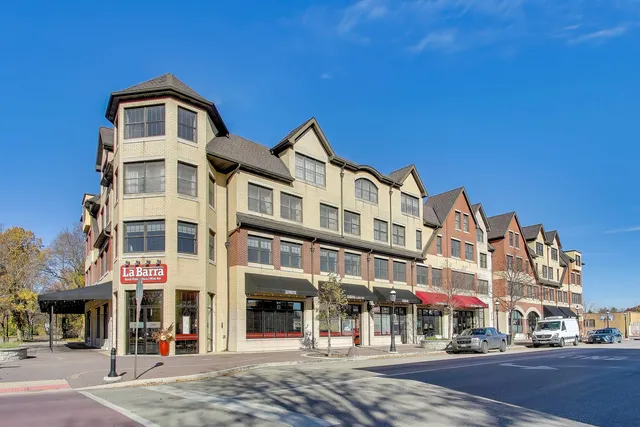 $935,000 | 10 East Burlington Street, Unit 2B, Riverside, IL 60546