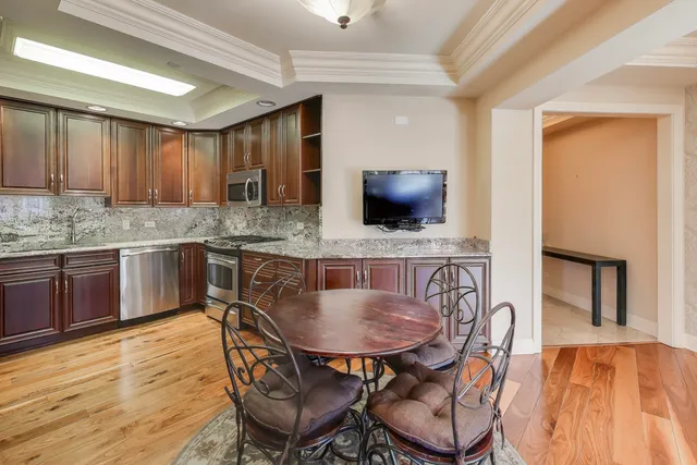 $935,000 | 10 East Burlington Street, Unit 2B, Riverside, IL 60546