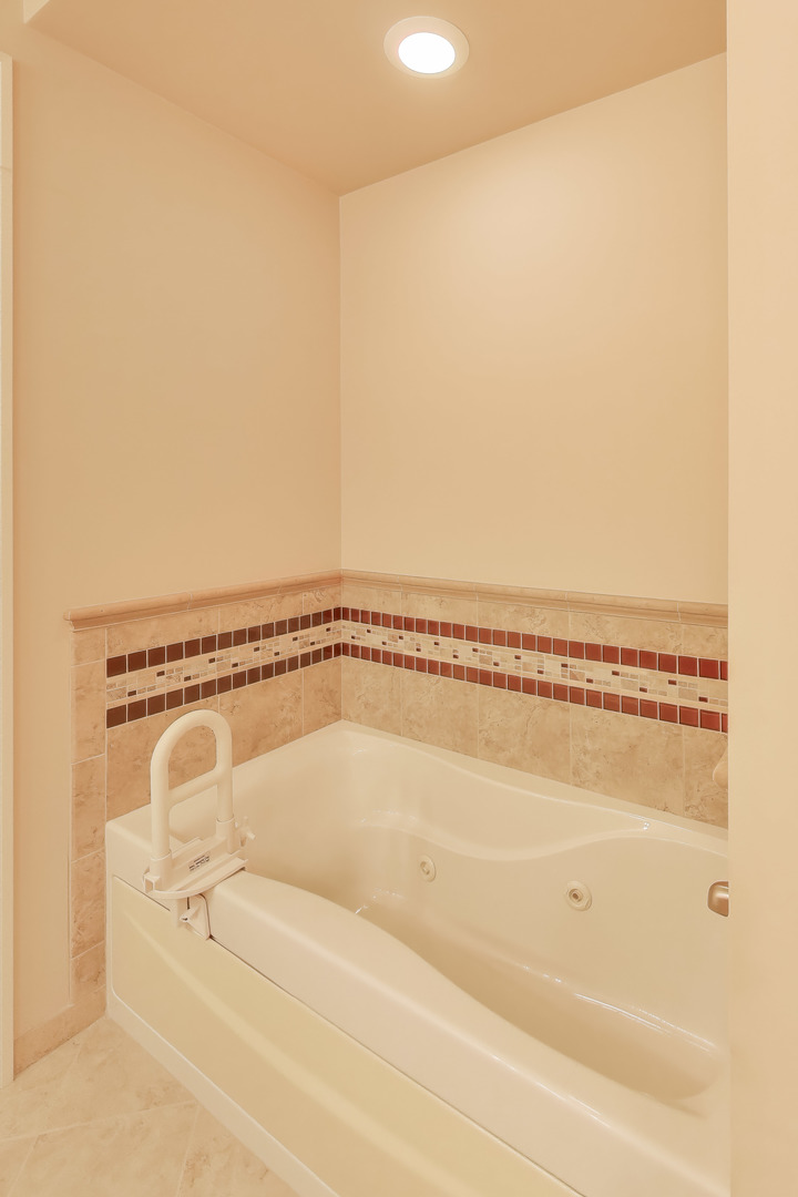 10 East Burlington Street, Unit 2B Riverside, IL 60546 - Photo 20 of 36