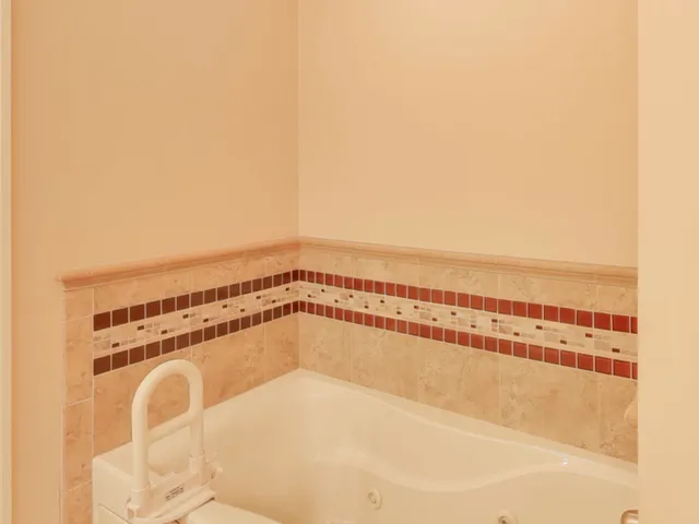 $935,000 | 10 East Burlington Street, Unit 2B, Riverside, IL 60546