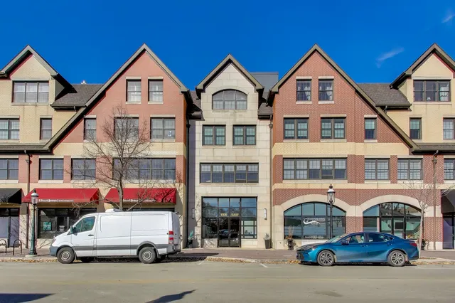 $935,000 | 10 East Burlington Street, Unit 2B, Riverside, IL 60546