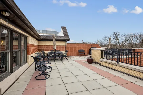 $829,000 | 10 East Burlington Street, Unit 2B, Riverside, IL 60546