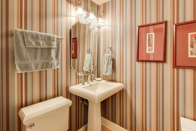 $935,000 | 10 East Burlington Street, Unit 2B, Riverside, IL 60546