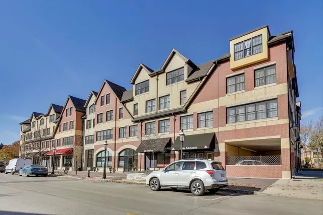 $935,000 | 10 East Burlington Street, Unit 2B, Riverside, IL 60546