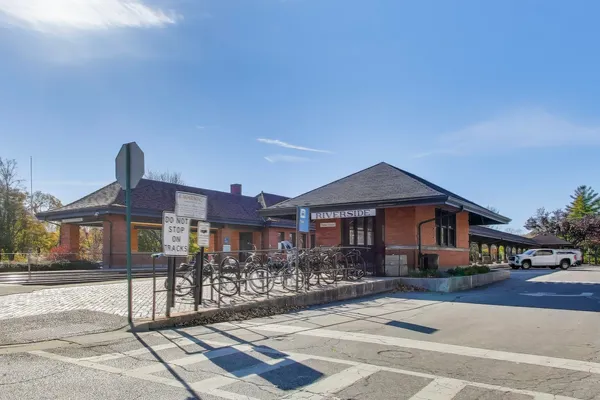 $829,000 | 10 East Burlington Street, Unit 2B, Riverside, IL 60546