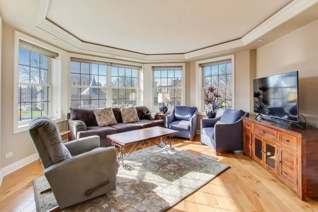 $935,000 | 10 East Burlington Street, Unit 2B, Riverside, IL 60546