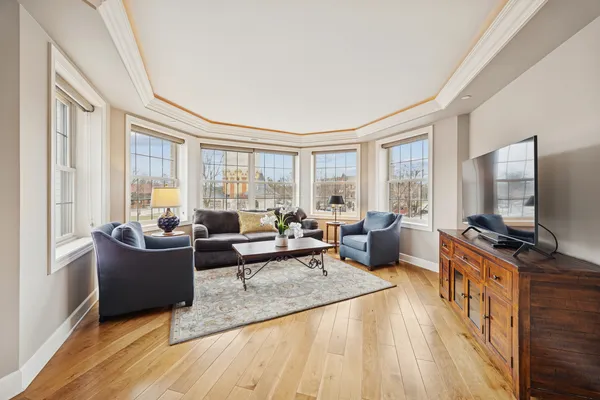 $829,000 | 10 East Burlington Street, Unit 2B, Riverside, IL 60546