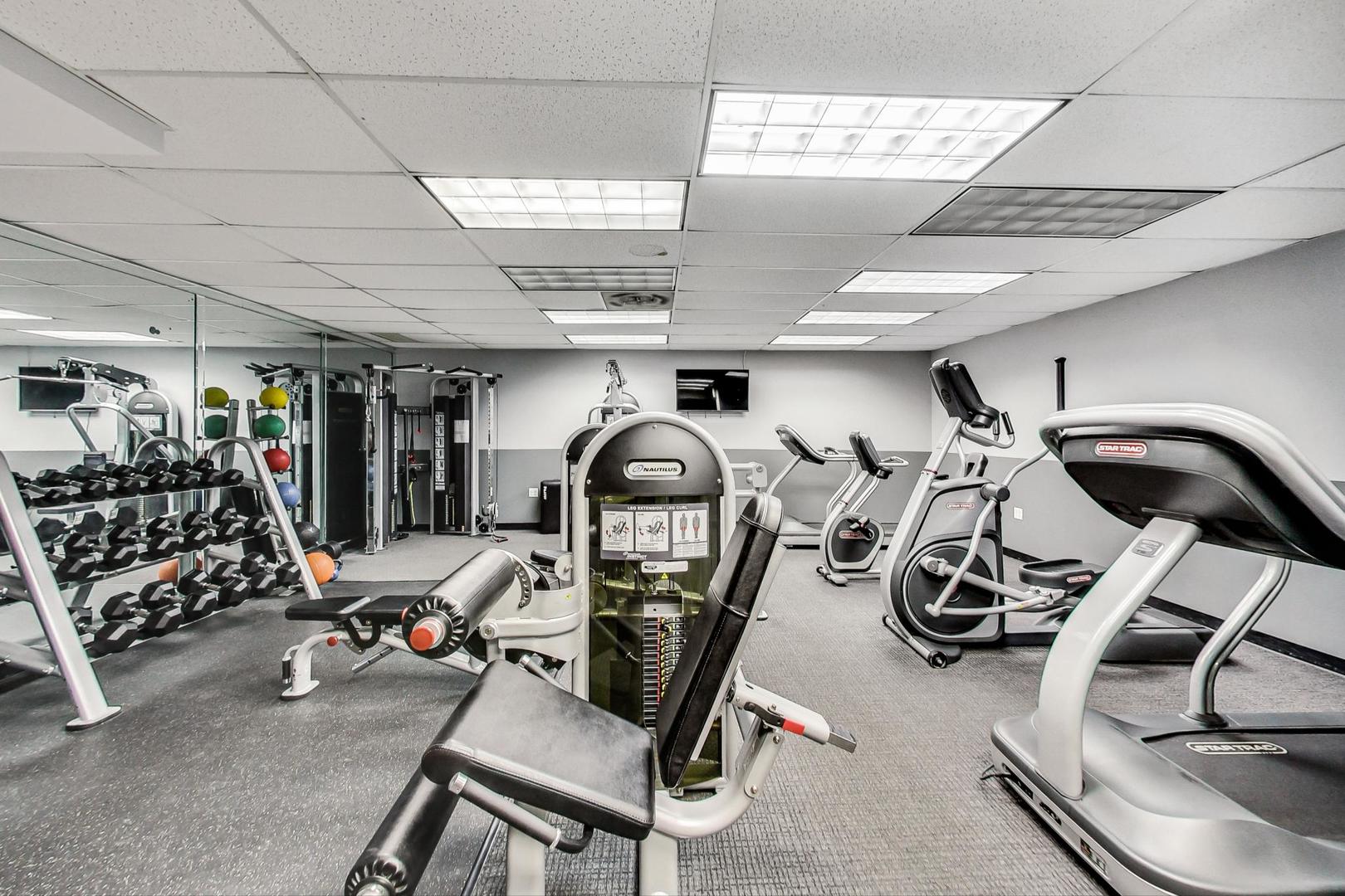 6030 North Sheridan Road, Unit 901 Chicago, IL 60660 - Photo 13 of 17 a view of a room with gym equipment