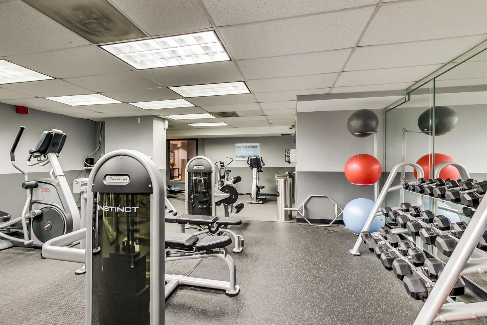 6030 North Sheridan Road, Unit 901 Chicago, IL 60660 - Photo 14 of 17 a view of a room with gym equipment