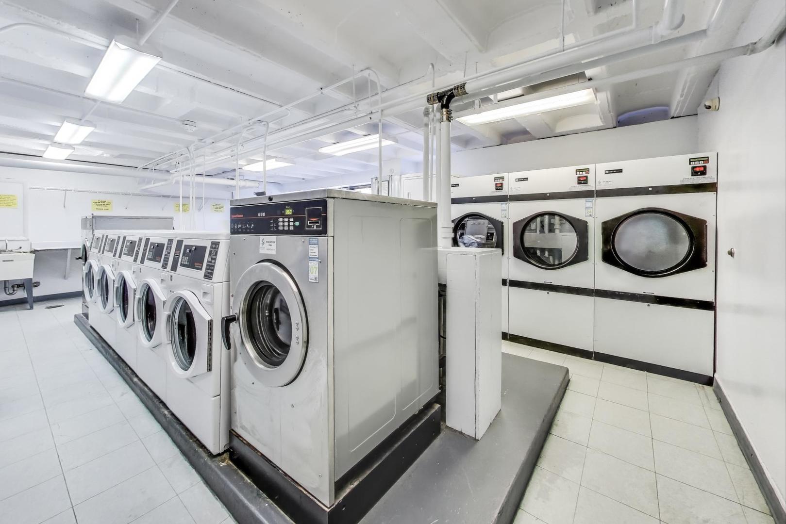 6030 North Sheridan Road, Unit 901 Chicago, IL 60660 - Photo 15 of 17 a utility room with dryer and washer