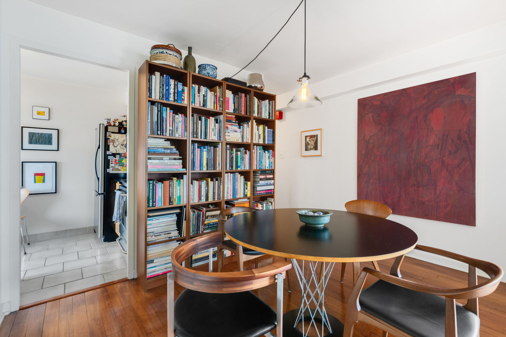 6030 North Sheridan Road, Unit 901 Chicago, IL 60660 - Photo 5 of 17 a table and chairs in a room