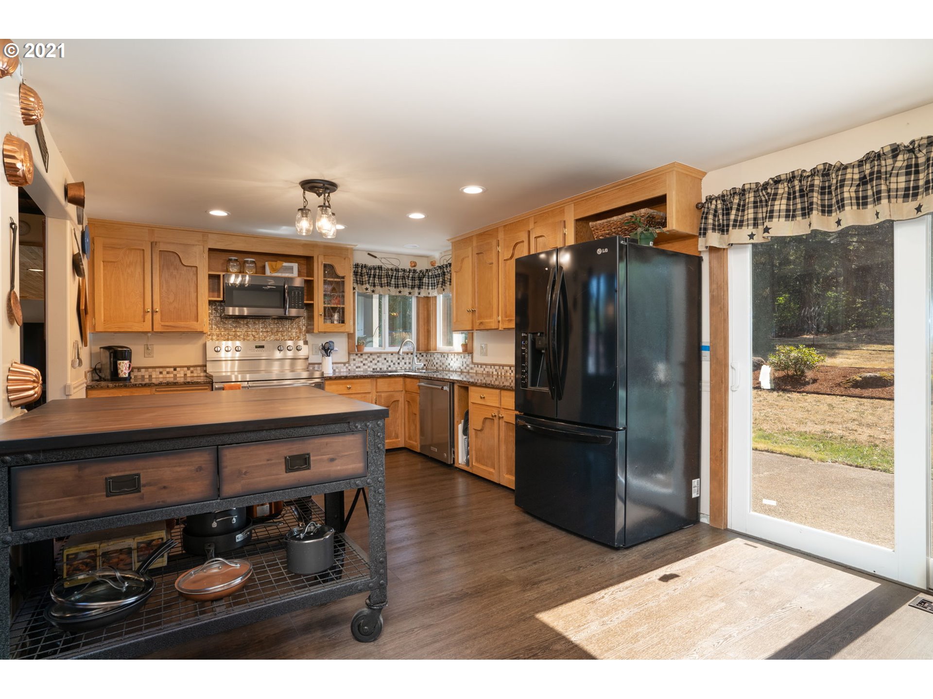 28075 South Kinzy Road Estacada, OR 97023 - Photo 14 of 32 a kitchen with stainless steel appliances granite countertop a refrigerator a sink and a stove