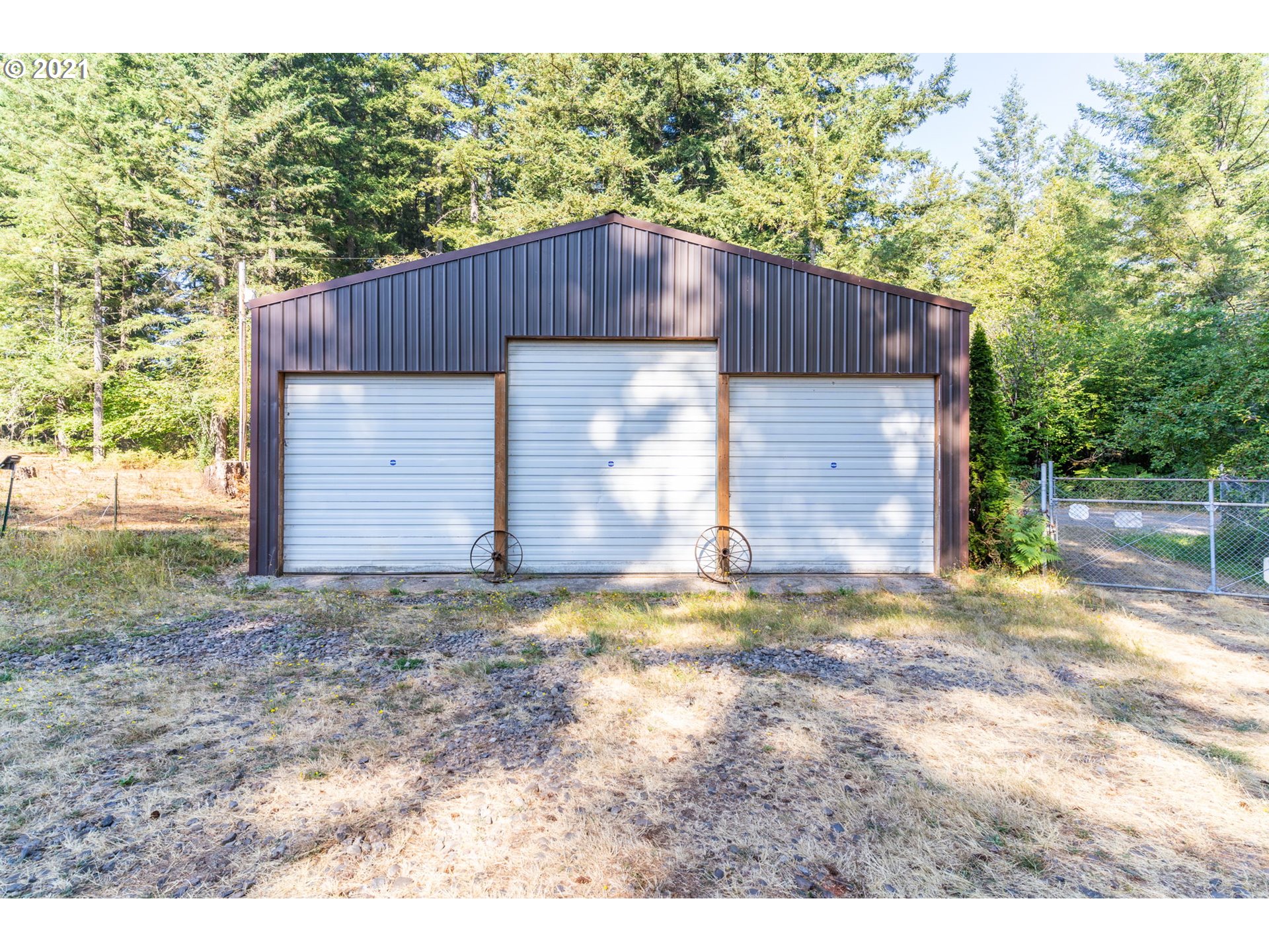 28075 South Kinzy Road Estacada, OR 97023 - Photo 4 of 32 a backyard of a house
