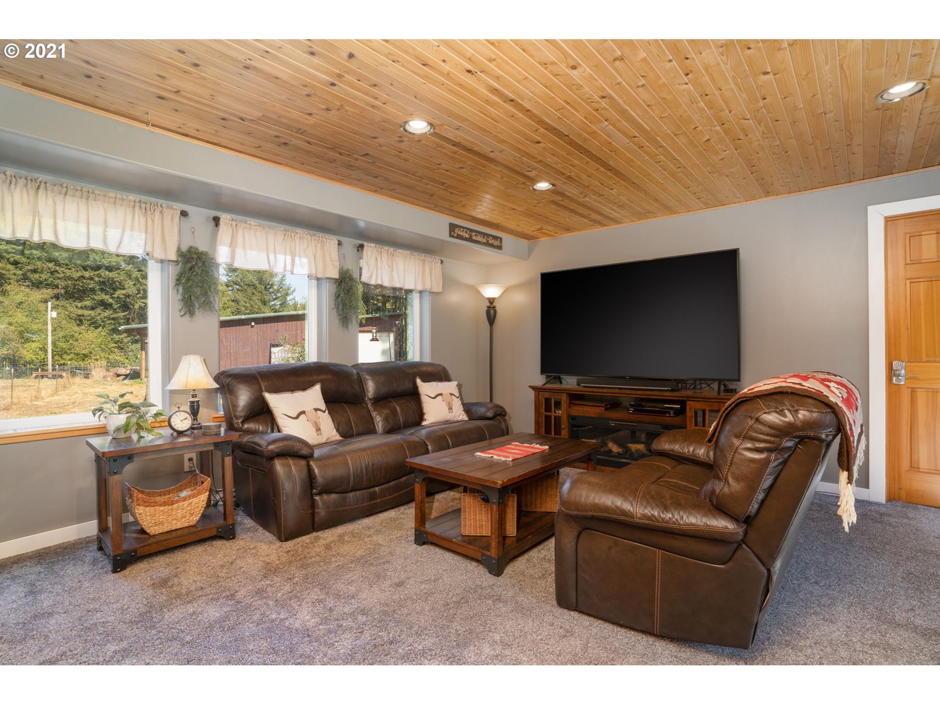 28075 South Kinzy Road Estacada, OR 97023 - Photo 7 of 32 a living room with furniture and a flat screen tv