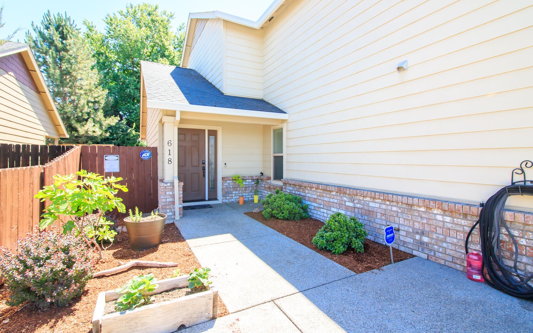 618 Spring Valley Drive Medford, OR 97501 - Photo 2 of 29 Entry