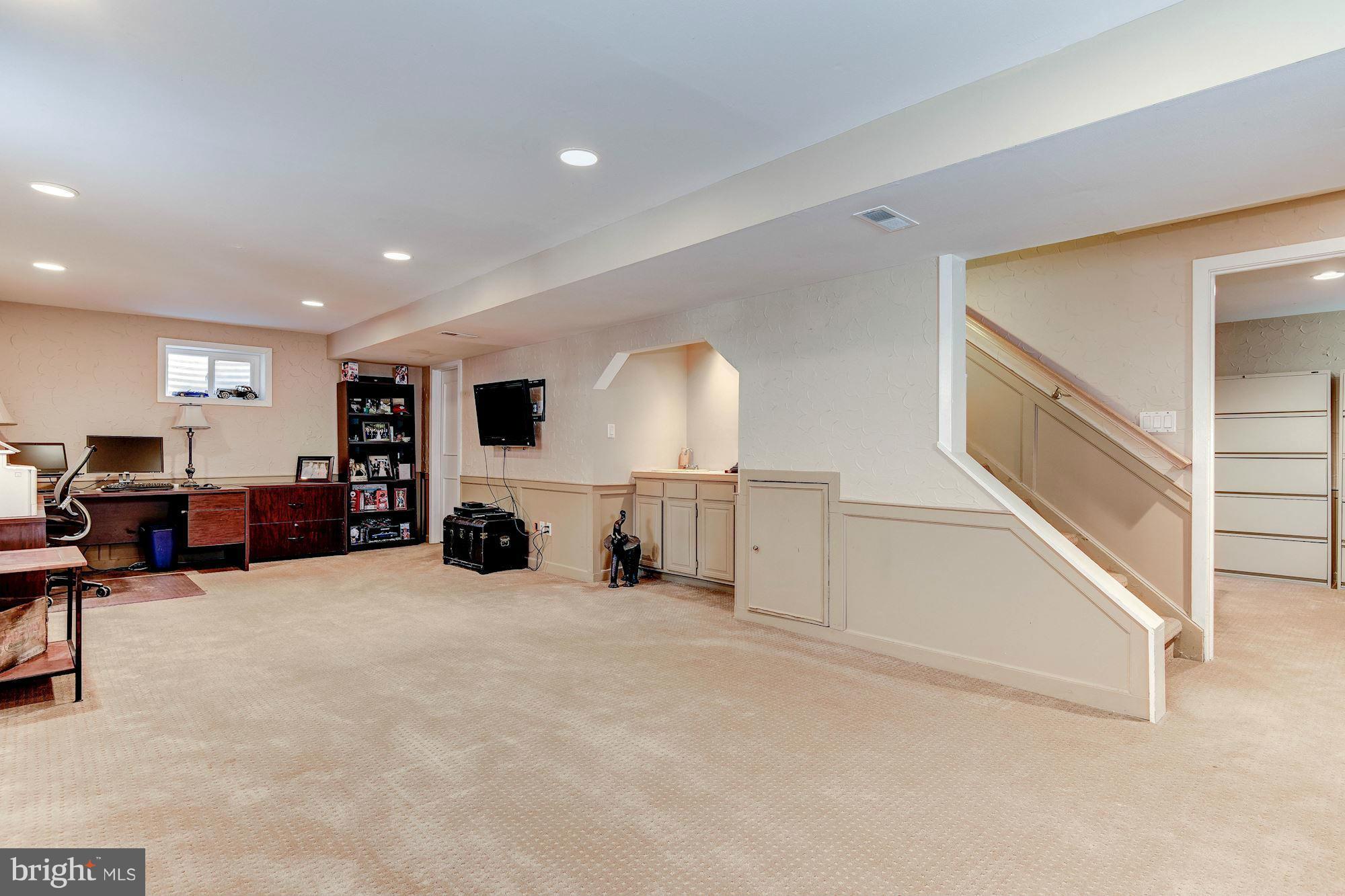 11905 Hunting Ridge Court Potomac, MD 20854 - Photo 23 of 29 Recreation Room w/ Wet Bar