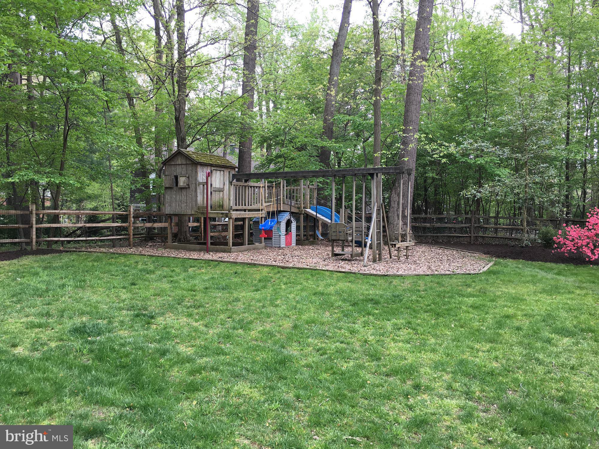 11905 Hunting Ridge Court Potomac, MD 20854 - Photo 25 of 29 Landscaped Yard