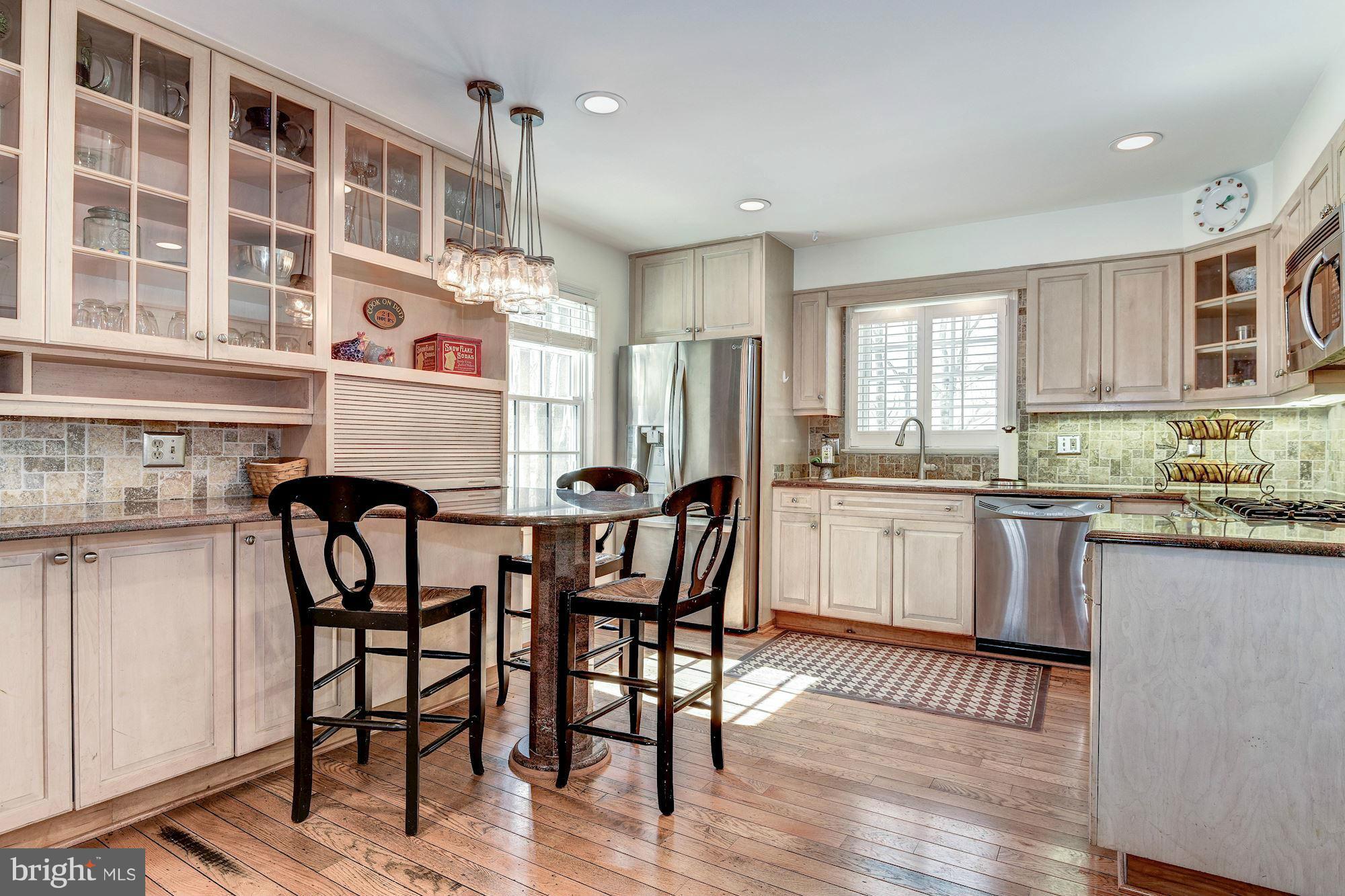 11905 Hunting Ridge Court Potomac, MD 20854 - Photo 8 of 29 Eat-in Kitchen