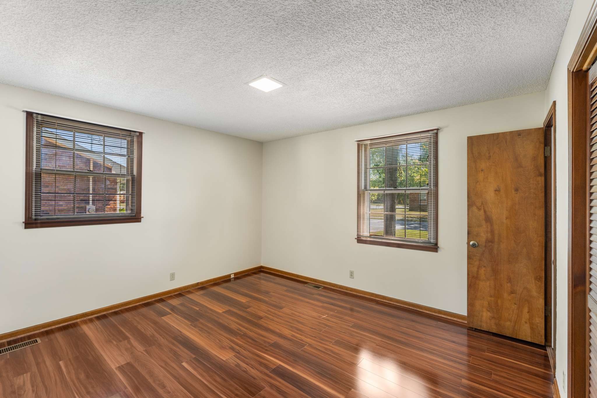 107 Grapevine Road Hendersonville, TN 37075 - Photo 18 of 29 Master bedroom w/ half bath