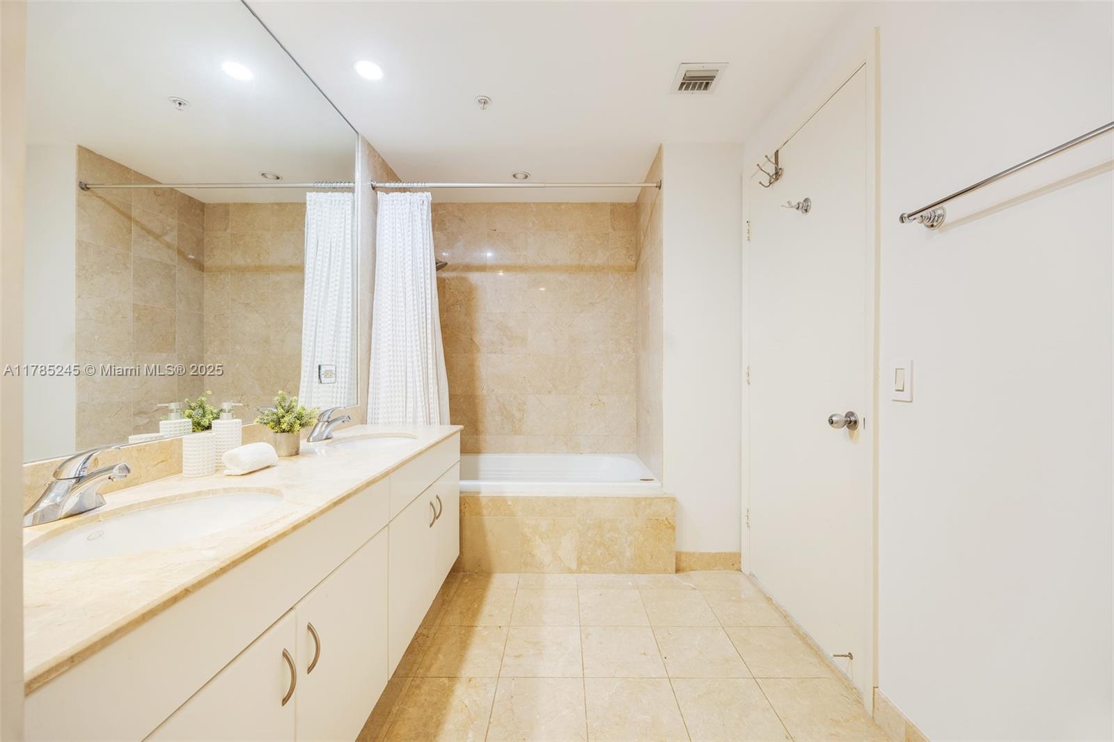 801 Brickell Key Boulevard, Unit 3010 Miami, FL 33131 - Photo 7 of 16