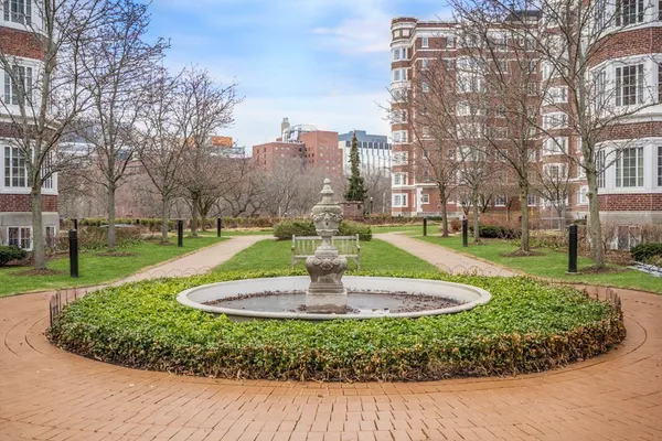 a view of a fountain in front of a building