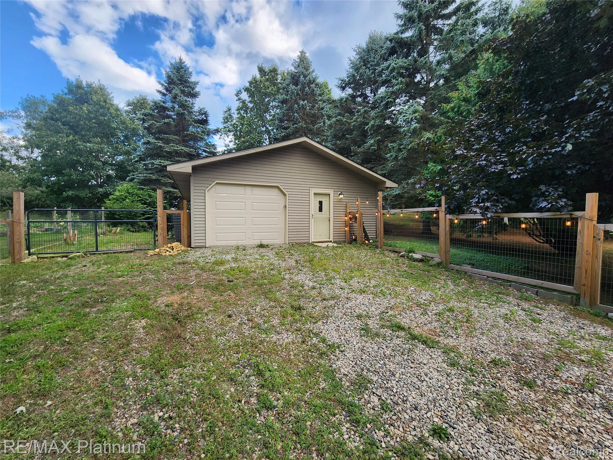 6451 Bullard Road Fenton, MI 48430 - Photo 4 of 26 2 car detached garage