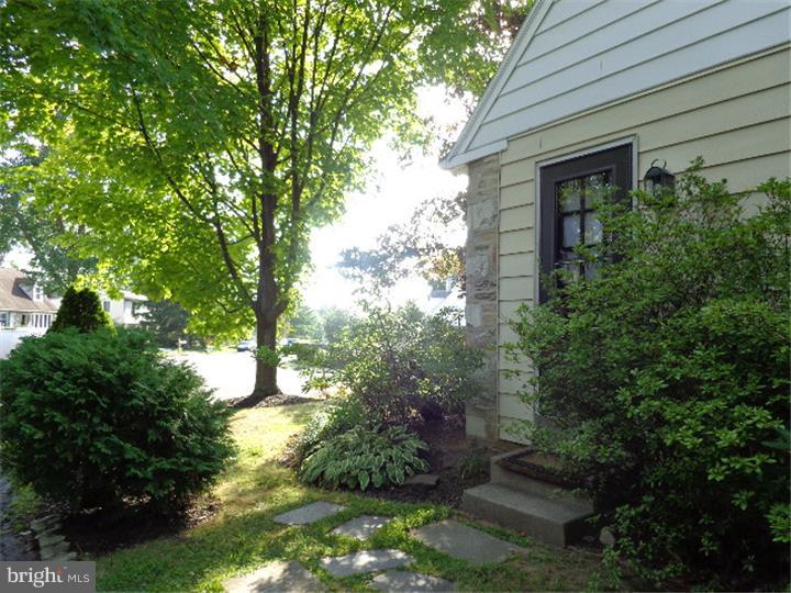82 Maple Road Huntingdon Valley, PA 19006 - Photo 18 of 19 Exterior Side
