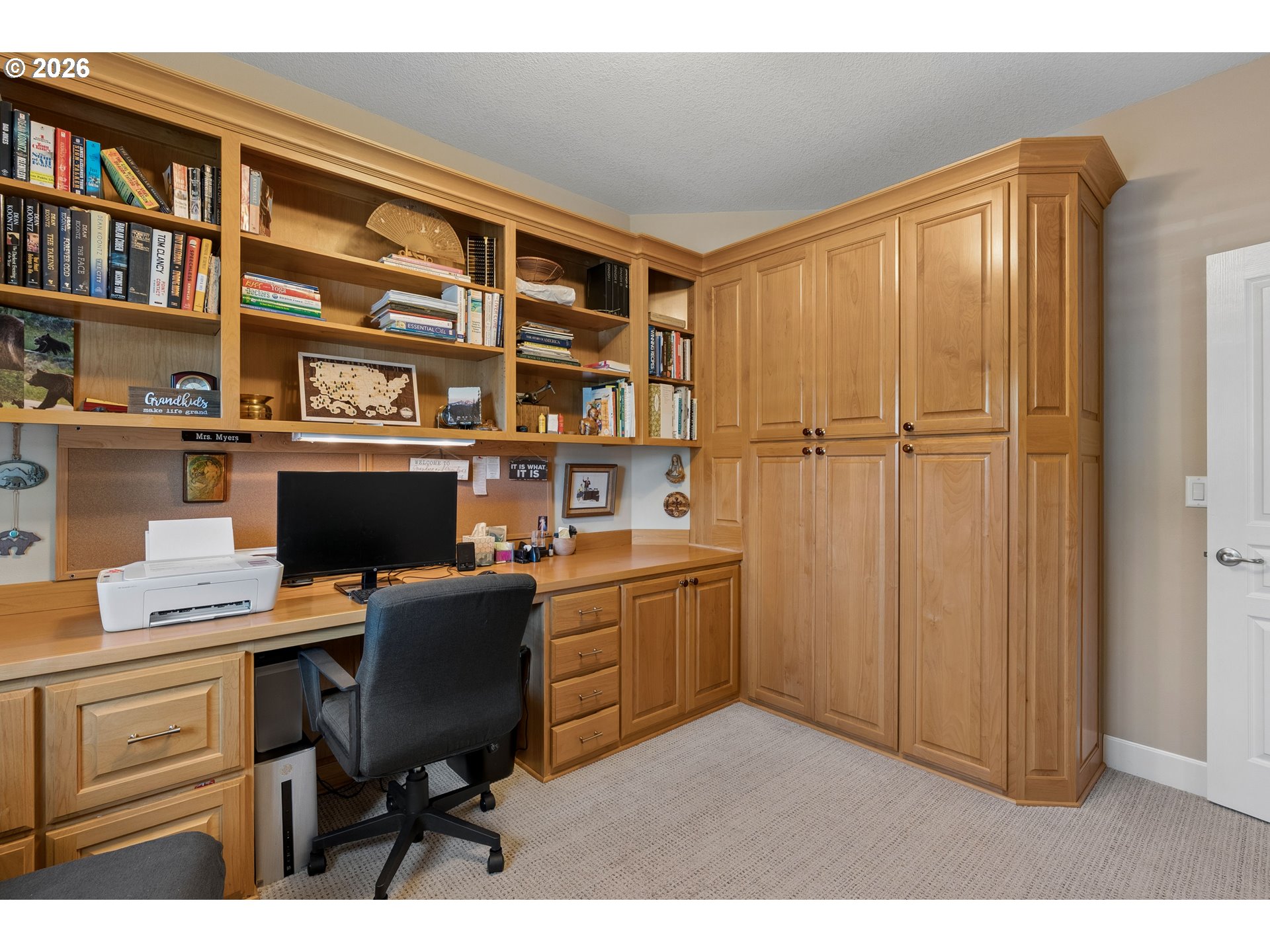 945 Northwest Angel Heights Road Stevenson, WA 98648 - Photo 25 of 41 a workspace with furniture