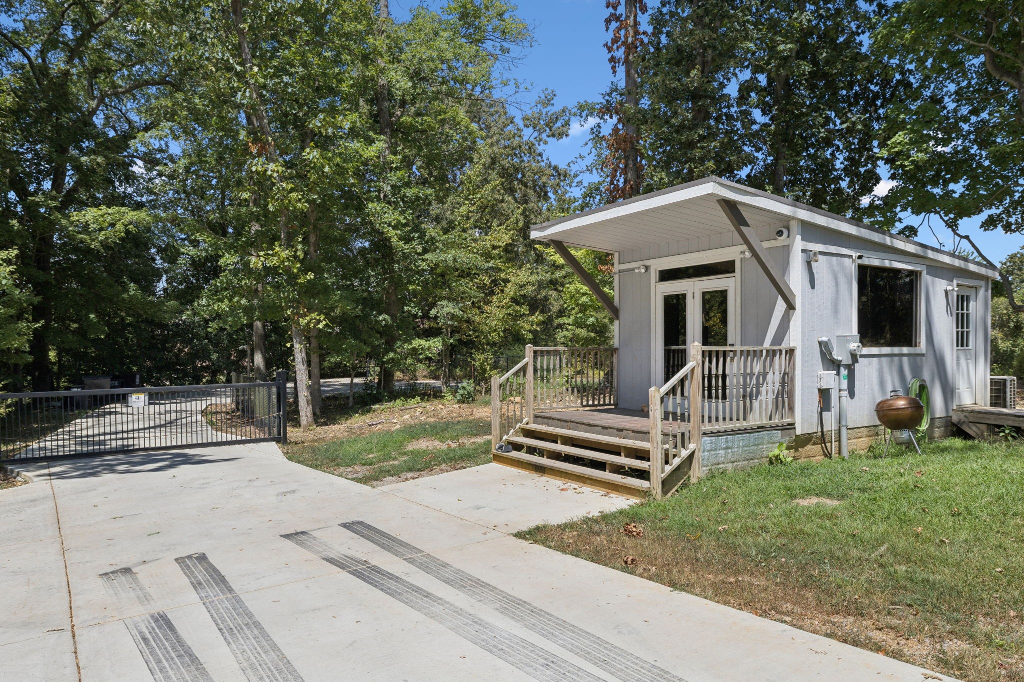 294 Ed Harris Road Ashland City, TN 37015 - Photo 12 of 65 a white house that has tree in front of it