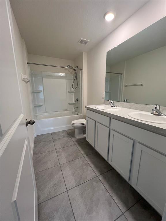 2824 Rock Sound Street Bradenton, FL 34208 - Photo 24 of 28 a bathroom with a sink a toilet and a bathtub