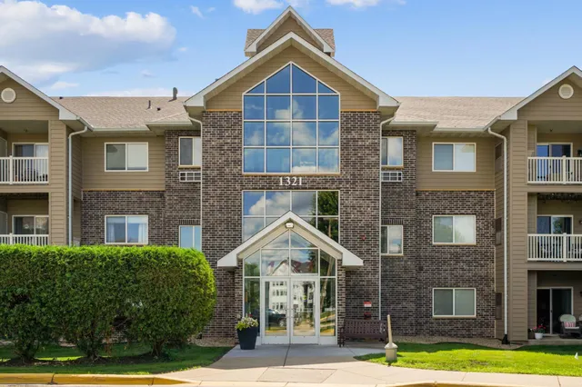 $299,900 | 1321 Lake Drive West, Unit 216, Chanhassen, MN 55317