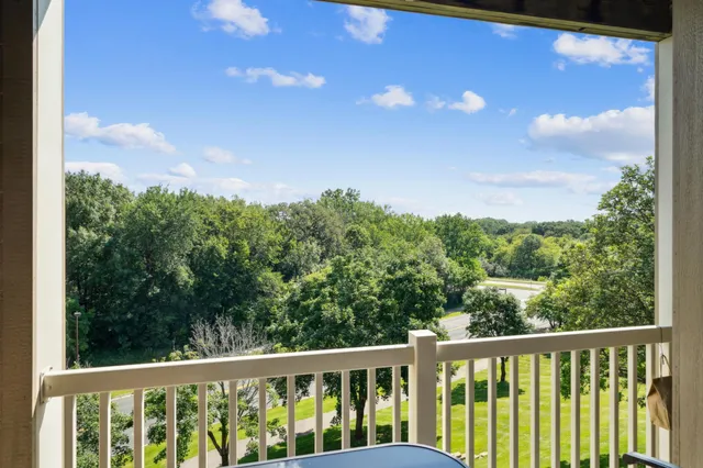 $299,900 | 1321 Lake Drive West, Unit 216, Chanhassen, MN 55317