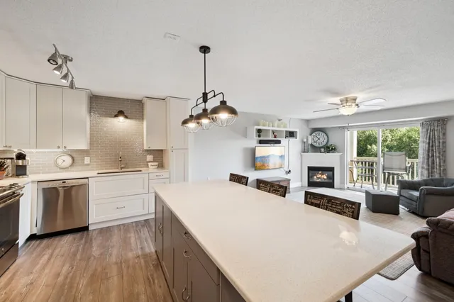 $299,900 | 1321 Lake Drive West, Unit 216, Chanhassen, MN 55317