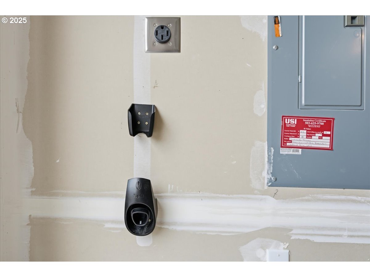 8565 Southwest 176th Avenue Beaverton, OR 97007 - Photo 38 of 39 a view of a entryway