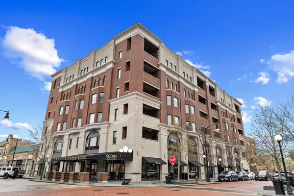 $750,000 | 110 South Marion Street, Unit 308, Oak Park, IL 60302
