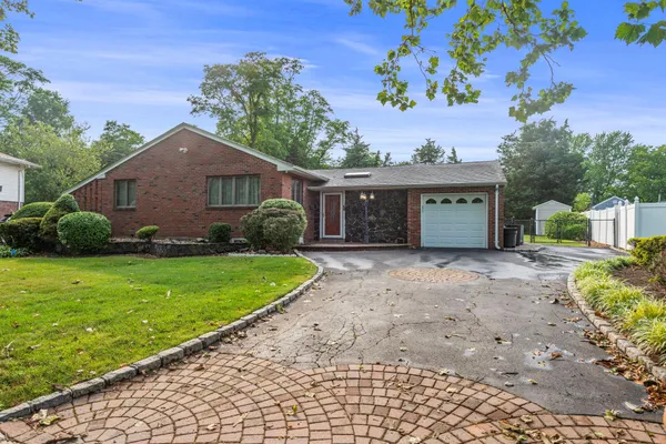 $775,000 | 60 Wheatfield Lane, Commack, NY 11725