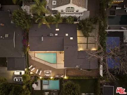 a black and white photo of a living room