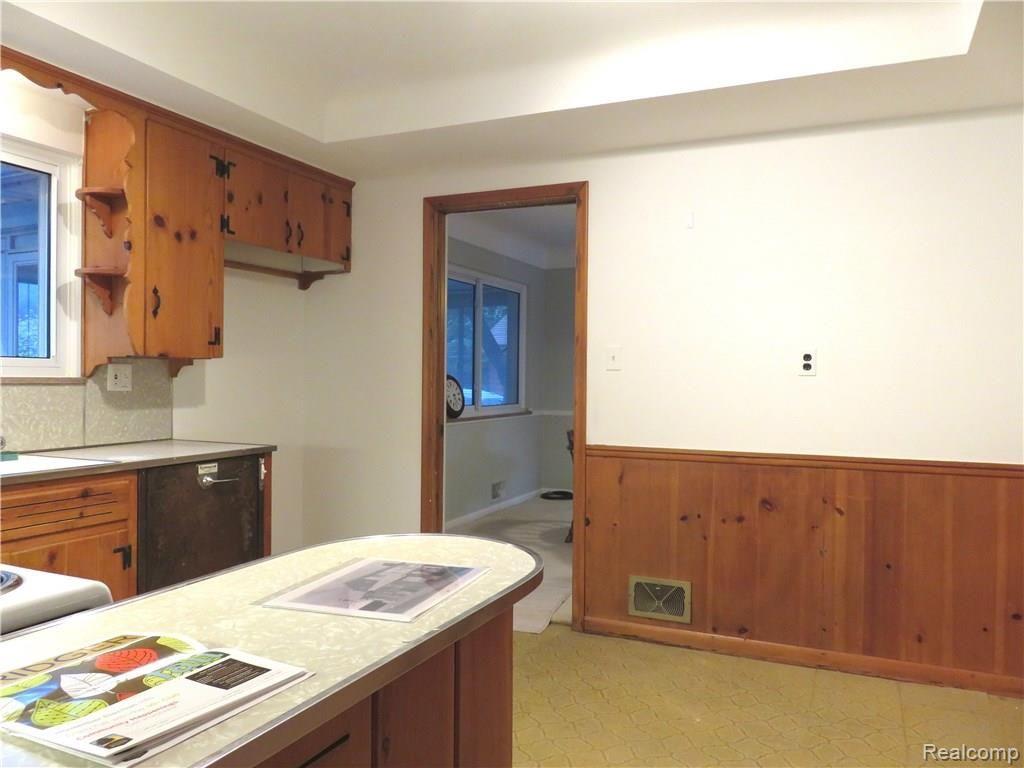 8 Millington Road Pleasant Ridge, MI 48069 - Photo 8 of 18 8 Millington kitchen 3.JPG